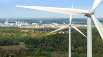 In unmittelbarer Nähe des Produktionsstandorts der BASF Schwarzheide GmbH produzieren Windkraftanlagen des Windparks Brieske Strom aus erneuerbarer Energie.