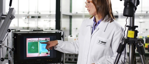 Dr. Elena Khazova is carrying out thermography or heat measurements of a vacuum insulation panel (VIP) containing the high-performance foam. For comparison, a panel with conventional polystyrene insulating material is used. In the test, the insulating materials are placed on a hot plate. By using an infrared camera, the temperature differences on the surface become visible. The vacuum panel with the high-performance foam remains at approximately room temperature, whereas the temperature of the conventional insulating material rises by 11°C.