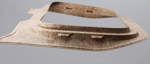 BASF und IAC haben gemeinsam den weltweit ersten Dachrahmen für Autos entwickelt, der komplett aus Naturfasern besteht. Für die Belastbarkeit und Wärmebeständigkeit des Leichtbauteils sorgt dabei das Bindemittel Acrodur® 950 L von BASF.
Quelle: IAC

Together with IAC, BASF has developed the worldwide first roof frame for cars that is entirely made of natural fiber. The Acrodur® 950 L binder by BASF ensures the loading capacity and heat resistance of the lightweight component.
Credits: IAC
